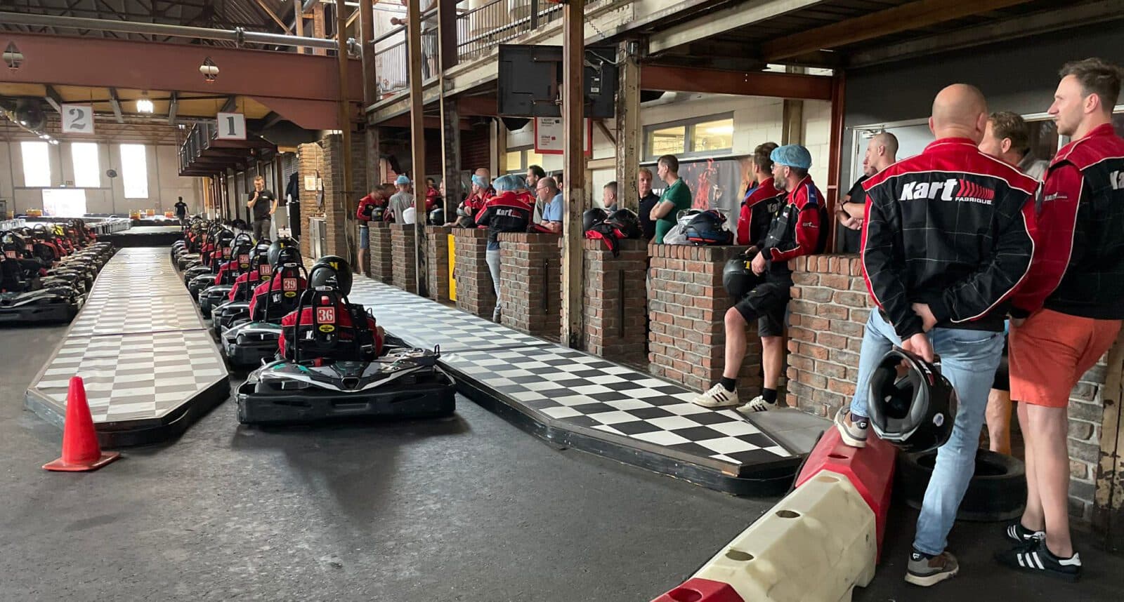 Karts in de pitstraat van De Kartfabrique tijdens Fundracing