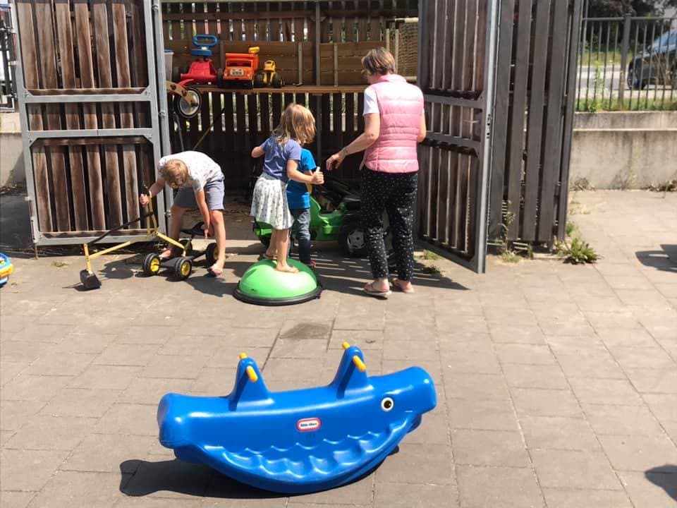 Kinderen spelen met speelgoed bij de Speel-o-theek