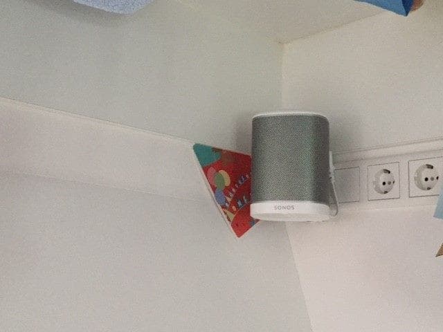 Sonos-box aan de muur van een slaapkamer