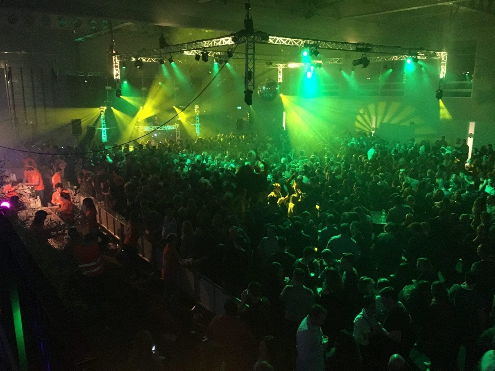 Volle zaal met lichtshow tijdens Back2Klaveet in De Breehoek