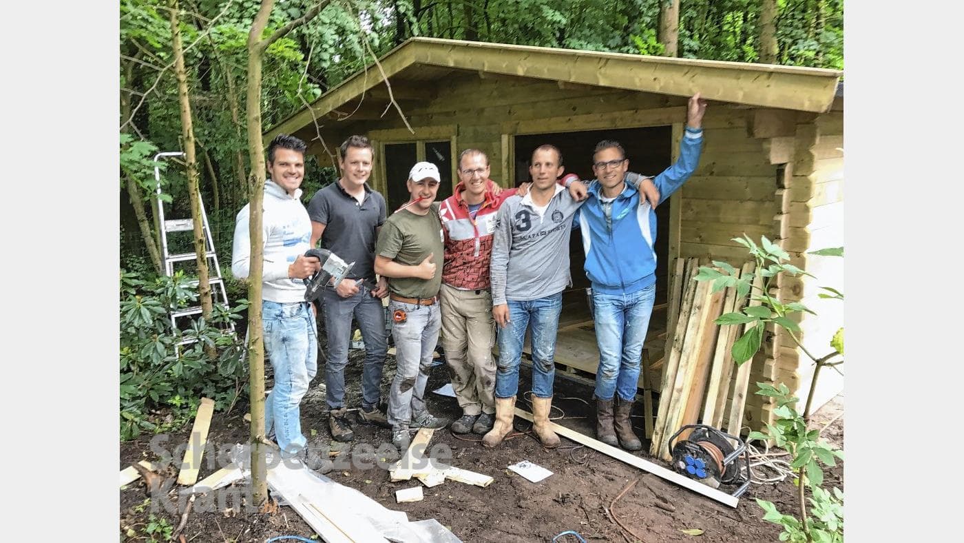 Tafelaars bij de zelfgebouwde blokhut van gezinshuis Het Valkennestje