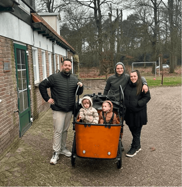 Oekraïens gezin met hun nieuwe bakfiets