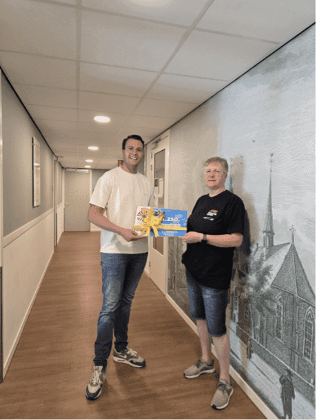 Overhandiging van de waardecheque aan een woonbegeleider van Huis ter Wheme